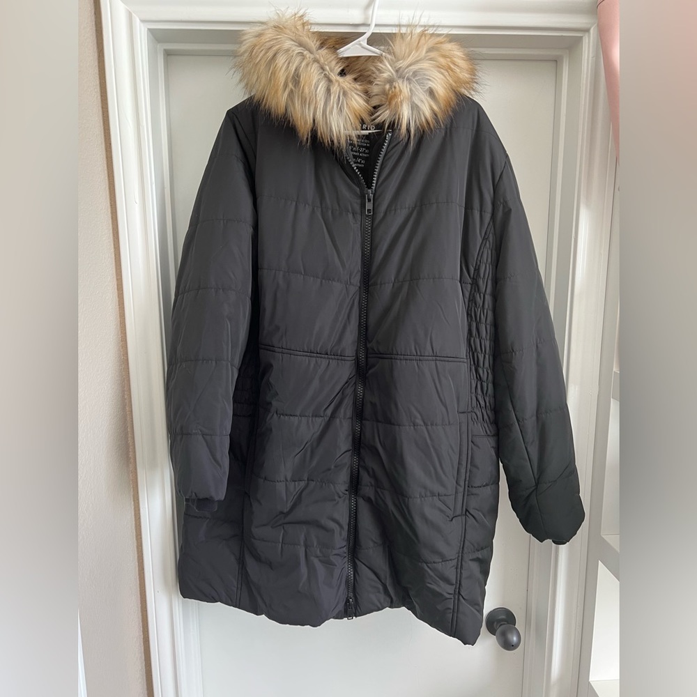 Black jacket with fur hood🖤